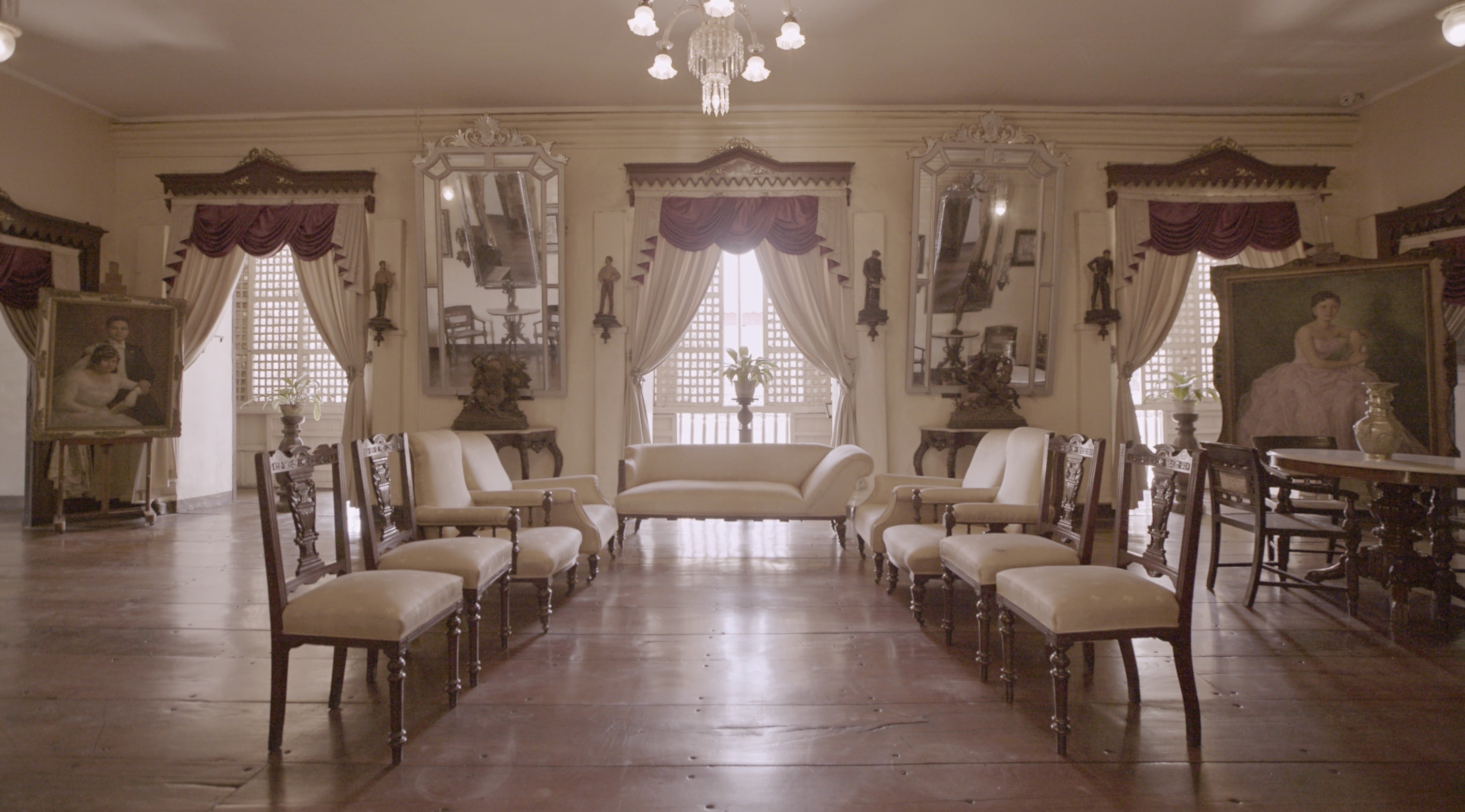 Living History & Elegance in Calle Crisologo